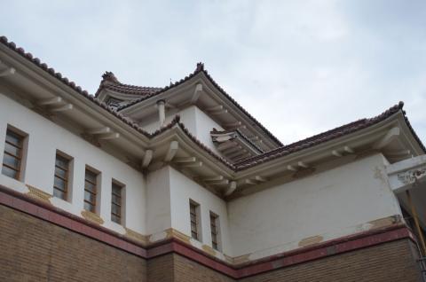 Северо-восточный фрагмент фронтона и третьего этажа краеведческого музея.  Фото Владимир Чуйко .jpg