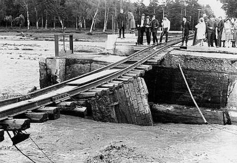 АВГУСТ. РАЗМЫТЫЙ МОСТ ДЕТСКОЙ ЖЕЛЕЗНОЙ ДОРОГИ В ГОРОДСКОМ ПАРКЕ ПОСЛЕ ТАЙФУНА ФИЛЛИС.jpg