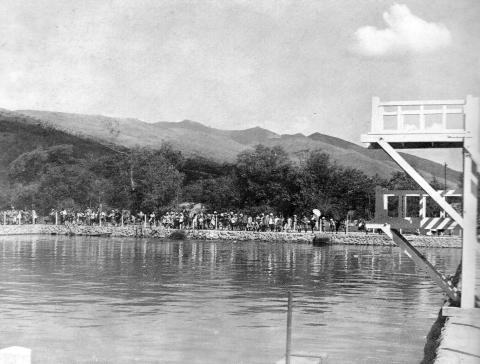 Бассейн в парке с вышкой для ныряния 30-е годы_1.jpg