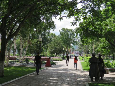 В СКВЕРЕ У ЧЕХОВ-ЦЕНТРА_0.jpg