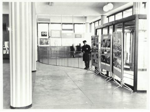 В ФОЙЕ КИНОТЕАТРА ОКТЯБРЬ.jpg