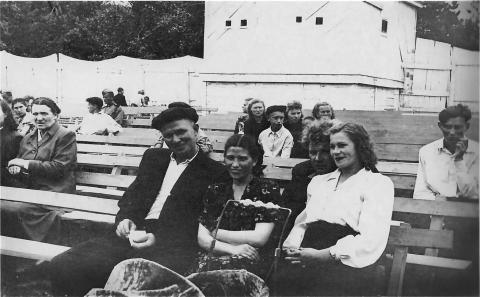 В летнем кинотеатре. 1950-е.jpg