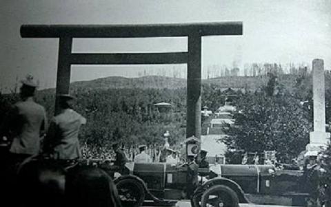 ВИЗИТ ХИРОХИТО В КАРАФУТО ДЗИНДЗЯ .jpg