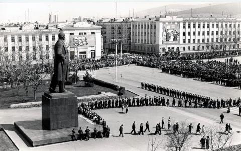 ВОЗЛОЖЕНИЕ ЦВЕТОВ ПАМЯТНИКУ ЛЕНИНА.jpg