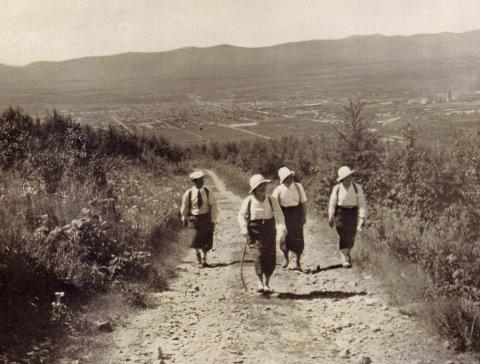 ВОСХОЖДЕНИЕ НА ГОРУ ВОСХОДЯЩЕГО СОЛНЦА, НА ВТОРОМ ПЛАНЕ ТОЙОХАРА .jpg