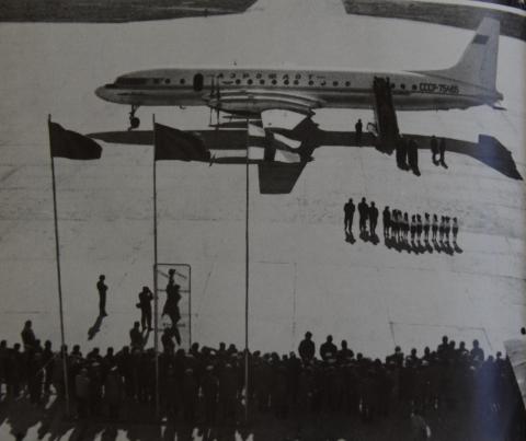 ВСТРЕЧА ПРЕЗИДЕНТА ФИНЛЯНДИИ У.К.КЕККОНЕНА В АЭРОПОРТУ ЮЖНО-САХАЛИНСКА.ФОТО Н.ЧЕРНЫШ.JPG