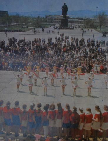 ВЫСТУПАЕТ ДЕТСКИЙ АНСАМБЛЬ ЮЖНО-САХАЛИНСКОГО ДВОРЦА ПИОНЕРОВ И ШКОЛЬНИКОВ ВЕСЁЛЫЙ ОСТРОВОК.JPG