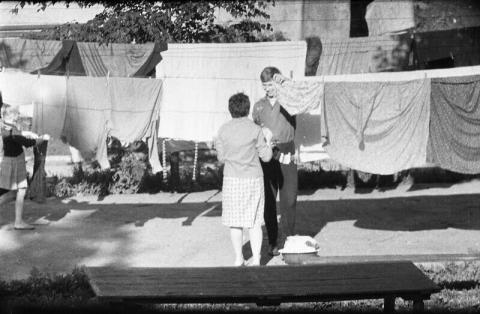 Во дворе. 1960-е. Автор Юрий Садовников .jpg