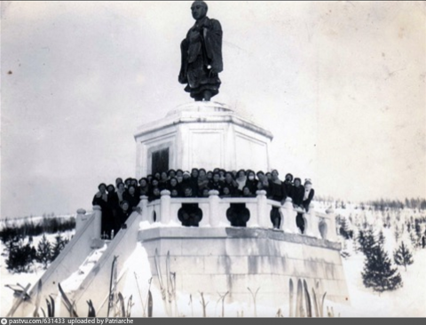 ГИМНАЗИСТКИ ПЕРЕД СТАТУЕЙ БОЖЕСТВА ХРАНИТЕЛЯ НИТТЕРЕН (РАЙОН СОВРЕМЕННОГО ЗООПАРКА).png