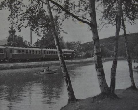 ДЕТСКАЯ ЖЕЛЕЗНАЯ ДОРОГА В ГОРОДСКОМ ПАРКЕ.JPG