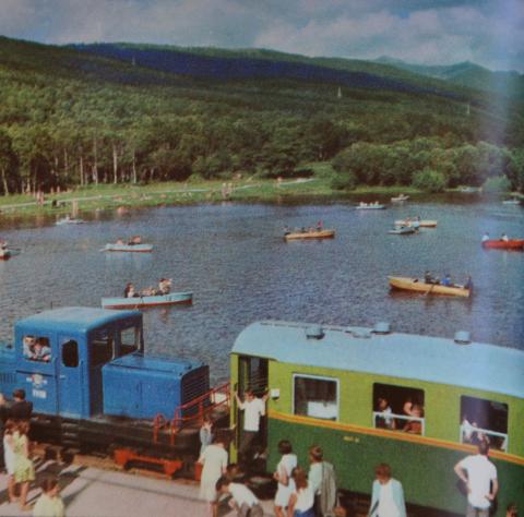 ДЕТСКАЯ ЖЕЛЕЗНАЯ ДОРОГА У ОЗЕРА ВЕРХНЕЕ В ГОРОДСКОМ ПАРКЕ. ФОТО Н. ЧЕРНЫШ.JPG