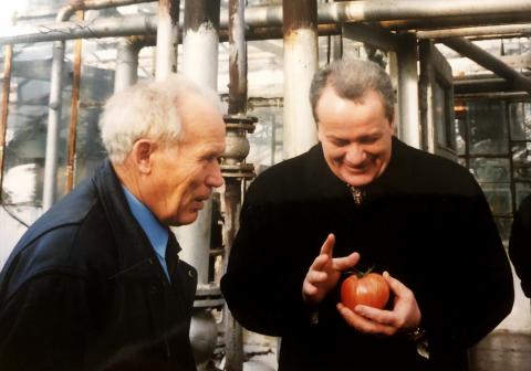 ДИРЕКТОР СОВХОЗА ТЕПЛИЧНЫ Н.САЛТУК И И.ФАРХУТДИНОВ.jpg ДИРЕКТОР СОВХОЗА ТЕПЛИЧНЫ Н.САЛТУК И И.ФАРХУТДИНОВ.jpg