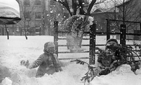 Зимние сценки во дворе. 1965–1969 годы. Автор Юрий Садовников.jpg