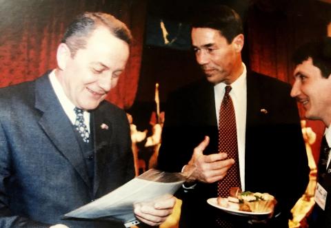 ИГОРЬ ФАРХУТДИНОВ И ГУБЕРНАТОР ШТАТА АЛЯСКА ТОНИ НОУЛЗ.jpg ИГОРЬ ФАРХУТДИНОВ И ГУБЕРНАТОР ШТАТА АЛЯСКА ТОНИ НОУЛЗ.jpg