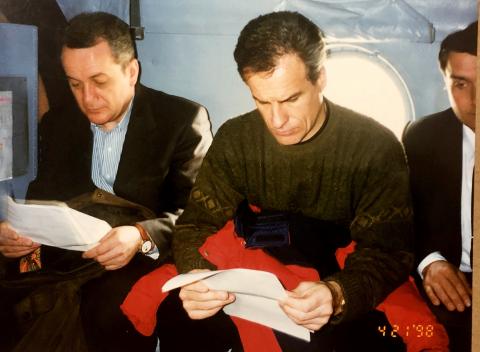 И.ФАРХУТДИНОВ И ЗАМ. РУКОВОДИТЕЛЯ АДМ-ЦИИ ПРЕЗИДЕНТА РФ, ПРЕСС-СЕКРЕТАРЬ ПРЕЗИДЕНТА РФ С.ЯСТРЖЕБСКИЙ ЛЕТЯТ НА О.ТАНФИЛЬЕВА.jpg И.ФАРХУТДИНОВ И ЗАМ. РУКОВОДИТЕЛЯ АДМ-ЦИИ ПРЕЗИДЕНТА РФ, ПРЕСС-СЕКРЕТАРЬ ПРЕЗИДЕНТА РФ С.ЯСТРЖЕБСКИЙ ЛЕТЯТ НА О.ТАНФИЛЬЕВА.jpg