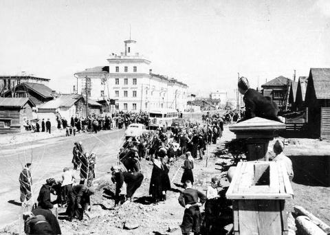 КОНЕЦ 50-х. УЛ.ЛЕНИНА.ВЕСЕННЯЯ ПОСАДКА ДЕРЕВЬЕВ..jpg