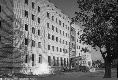 КОНЕЦ 60-х.СТРОИТЕЛЬСТВО ГОСТИННИЦЫ САХАЛИН.jpg