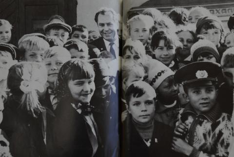 КОСМОНАВТ №2 В.ТИТОВ В ГОСТЯХ ЮННЫХ САХАЛИНЦЕВ. ФОТО Н.ЧЕРНЫШ.JPG