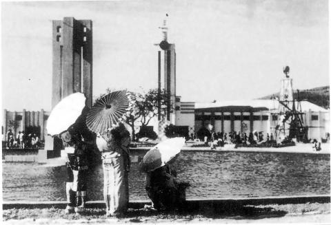 Круглый бассейн и башня-фонтан перед выставочным комплексом Карафуто..jpg