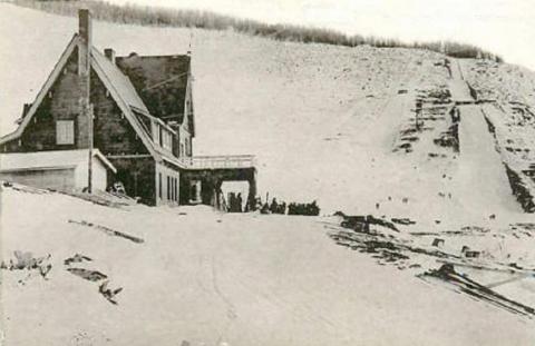 ЛЫЖНАЯ БАЗА, 50-ти и 70-ти МЕТРОВЫЕ ТРАМПЛИНЫ НА ГОРЕ (ХОЛМЕ) ВОСХОДЯЩЕГО СОЛНЦА.jpg