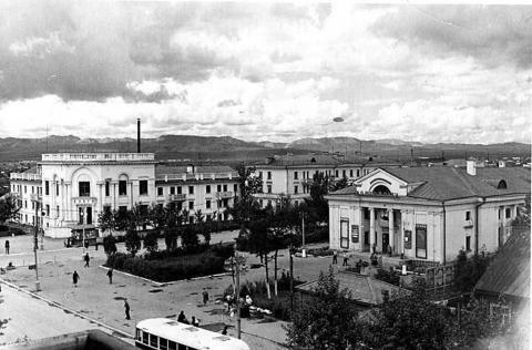 МАГАЗИН КНИГИ И КИНОТЕАТР КОМСОМОЛЕЦ.jpg