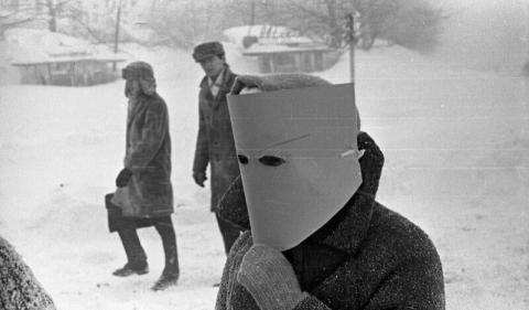 Метель в городе. Женщина в маске. 1968 год. Автор Юрий Садовников.jpg