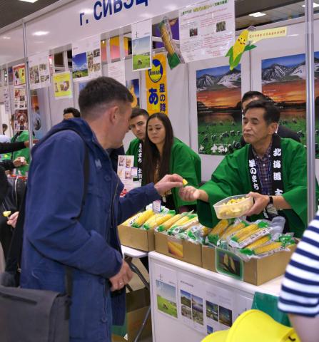 НА ВЫСТАВКЕ ЯПОНСКИХ ТОВАРОВ ГУБЕРНАТОРСТВА ХОККАЙДО_1.jpg