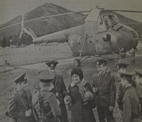 НАРОДНАЯ АРТИСТКА СССР, ДЕПУТАТ ВЕРХОВНОГО СОВЕТА СССР М.Л.БИЕШУ В ГОСТЯХ У ПОГРАНИЧНИКОВ КУРИЛЬСКИХ ОСТРОВОВ.JPG