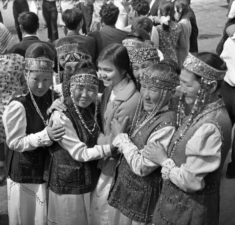 На празднике. 1961–1969 годы. Автор Юрий Садовников.jpg