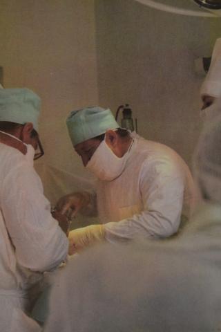 ОПЕРАЦИЮ ВЕДЁТ ЗАСЛУЖЕННЫЙ ВРАЧ РСФСР Ф.С.АНКУДИНОВ.JPG