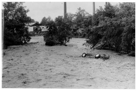 ОЧЕРЕДНОЙ АВТОМОБИЛЬ В ВОДНОМ ПОТОКЕ.jpg