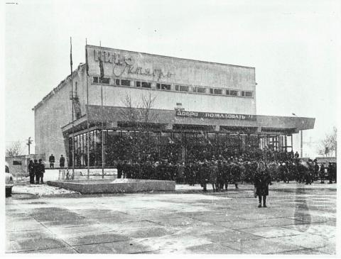 ОЧЕРЕДЬ В ШИРОКОФОРМАТНЫЙ КИНОТЕАТР ОКТЯБРЬ, ПЕРЕД СЕАНСОМ 70-е.jpg
