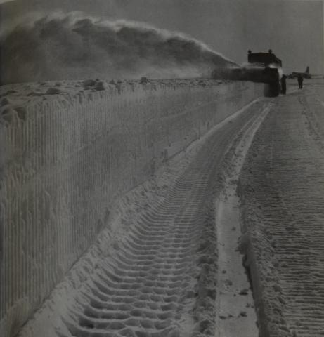 ОЧИСТКА ВЗЛЁТНО-ПОСАДОЧНОЙ ПОЛОСЫ В АЭРОПРТУ ЮЖНО САХАЛИНСКА.ФОТО Н.ЧЕРНЫШ.JPG