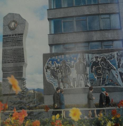 ПАМЯТНАЯ СТЕЛЛА С ОРДЕНОМ ЛЕНИНА У ГОРИСПОЛКОМА. ФОТО Н. ЧЕРНЫШ.JPG