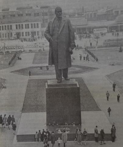 ПАМЯТНИК В.И.ЛЕНИНУ СКУЛЬПТОРА Е.ВУЧЕТИЧА. НА ЗАДНЕМ ПЛАНЕ ЗДАНИЕ ВОКЗАЛА ПОСТРОЕННОГОЯПОНЦАМИ.JPG