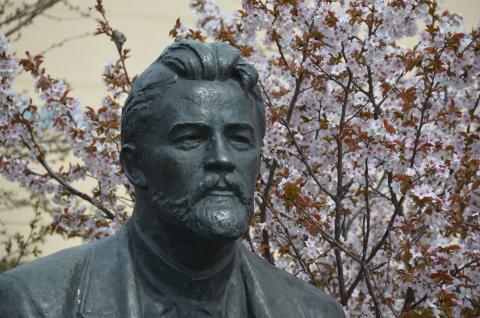 ПАМЯТНИК ЧЕХОВУ У ОБЛАСТНОЙ БИБЛИОТЕКИ_0.jpg