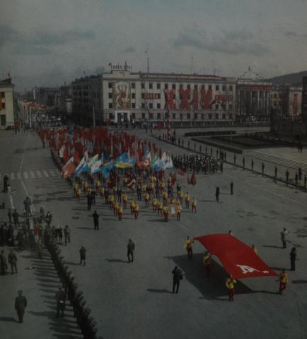 ПЕРВОМАЙСКАЯ ДЕМОНСТРАЦИЯ НА ПЛ.ЛЕНИНА.ФОТО Н.ЧЕРНЫШ.JPG