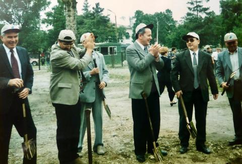 ПОСАДКА ДЕРЕВЬЕВ СОВМЕСТНО С МЭРОМ ЮЖНО-САХАЛИНСКА Ф.СИДОРЕНКО.jpg ПОСАДКА ДЕРЕВЬЕВ СОВМЕСТНО С МЭРОМ ЮЖНО-САХАЛИНСКА Ф.СИДОРЕНКО.jpg