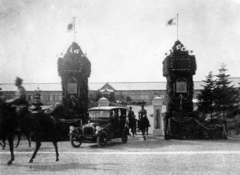 ПРИНЦ-РЕГЕНТ В ГИМНАЗИИ ДЛЯ МАЛЬЧИКОВ ООДОМАРИ (КОРСАКОВ).jpg