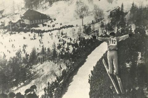 ПРЫЖКИ НА ЛЫЖАХ С ТРАМПЛИНА.jpg