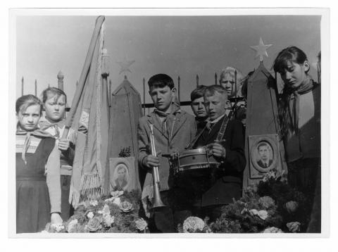 Пионерский отряд школы г. Углегорска на могилах комсомольцев Виктора Гужева (справа) и Александра Малышев_1.JPG