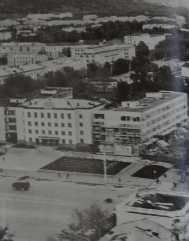 СТРОИТСЯ ПРИСТРОЙКА К ГОРИСПОЛКОМУ. ФОТО Н.ЧЕРНЫШ.JPG