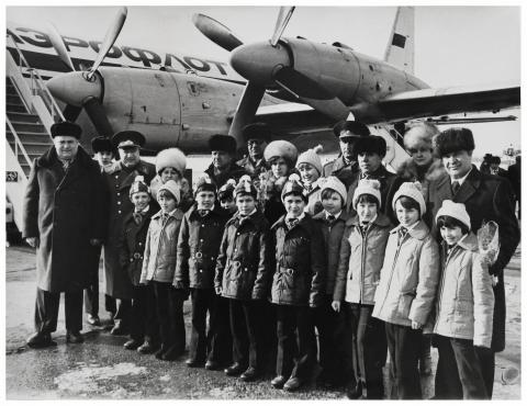 Сахалинские пионеры встречают делегатов XXYI-го съезда КПСС в аэропорту Южно-Сахалинска   1981г..JPG