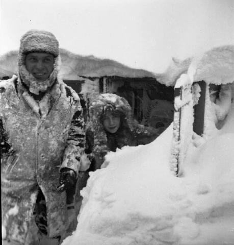 Снежные заносы в городе. 1968 год. Автор Юрий Садовников.jpg