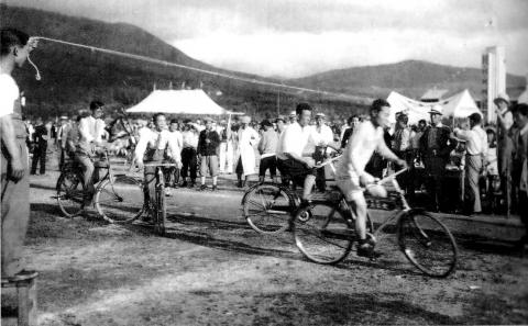 Соревнования велосипедистов на стадионе в парке.jpg