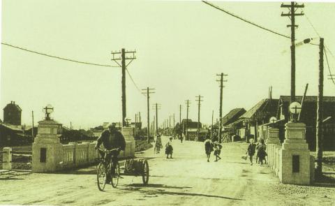 ТАМАКАВА БАСИ - МОСТ ЧЕРЕЗ РЕКУ ТОМАГАВУ, НА ЗАДНЕМ ПЛАНЕ КИТАТОЙОХАР (ВЛАДИМИРОВКА)_0.jpg