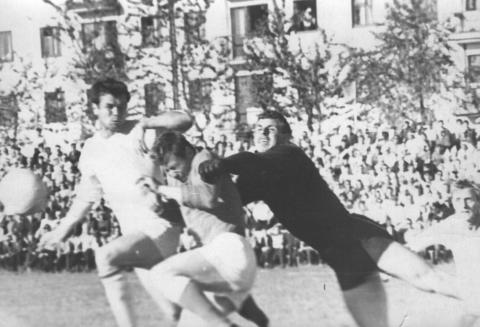 ФУТБОЛЬНЫЙ МАТЧ НА СТАДИОНЕ ДОСА.jpg