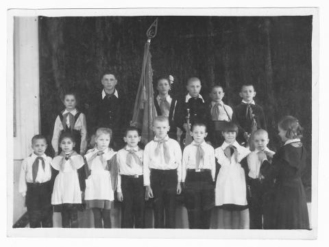 Фотография сюжетная Приём в пионеры. Школа № 11.   1952 г..JPG
