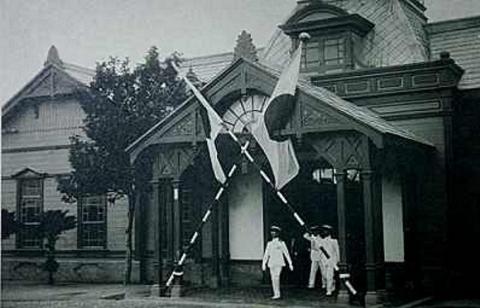 ХИРОХИТО ВЫХОДИТ ИЗ ВОКЗАЛА В ООТОМАРИ.jpg