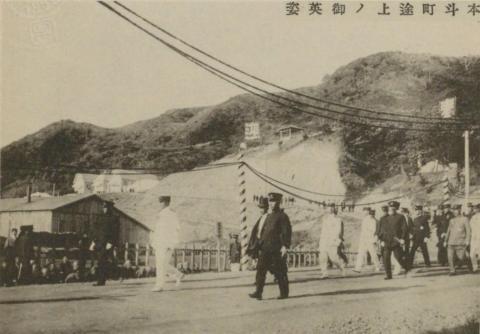 ХИРОХИТО ПОКИДАЕТ МЭРИЮ В ХОНТО.jpg